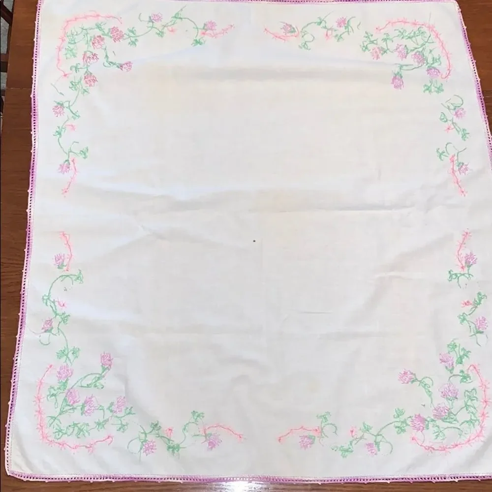 Vtg small tablecloth with floral embroidery‎